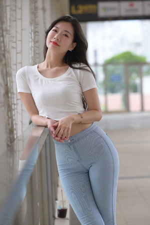 俄妹不仅没毛骚逼也异常的粉