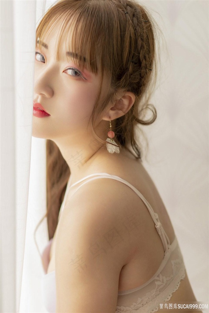 小陈头星选妹子的逼夹的太紧很快就射了