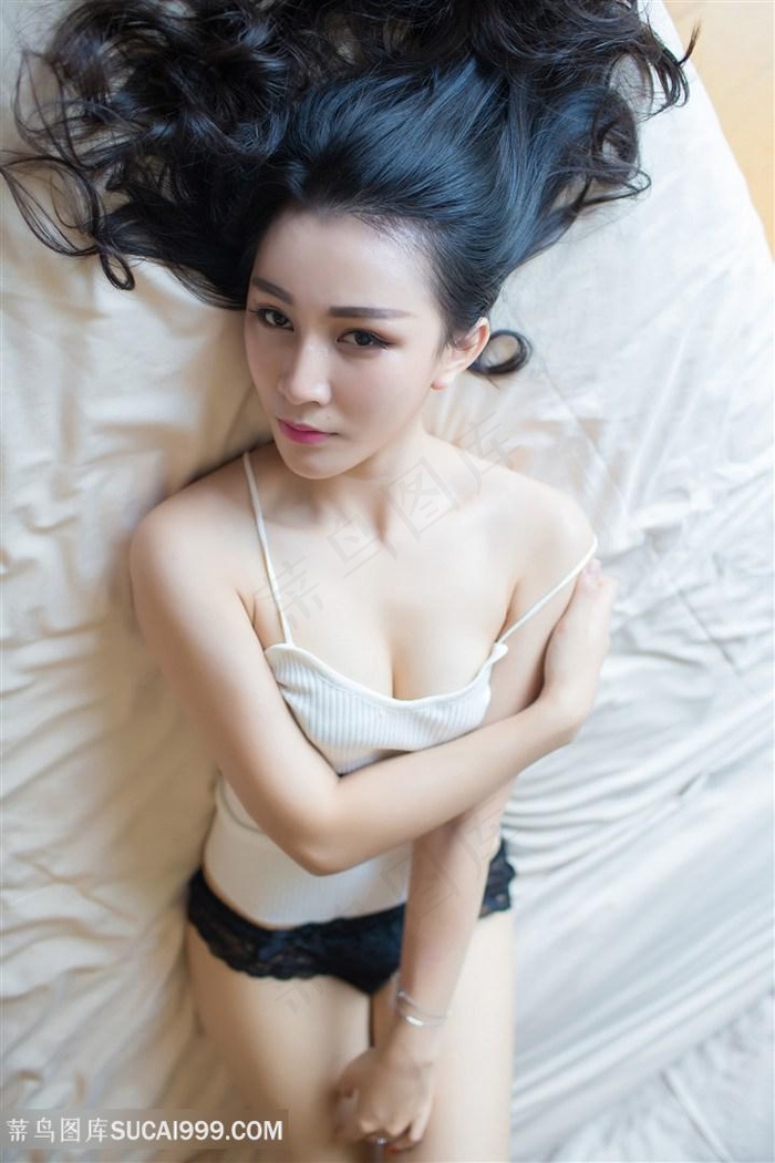 男人解开美女胸罩狂揉